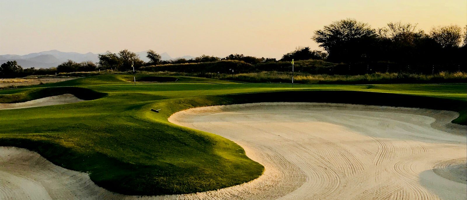 Campo de golf bajo un cielo azul despejado