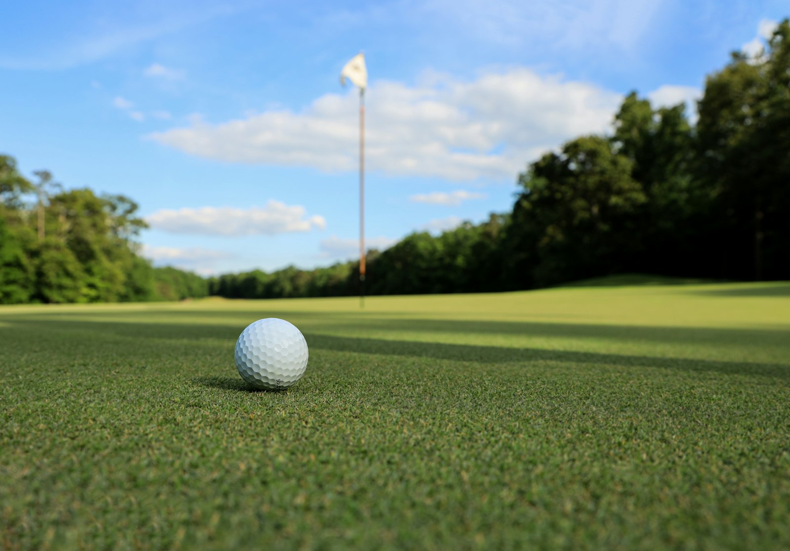 Pelota de golf sobre el césped del green